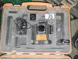 une mallette contenant un appareil photo et d'autres objets