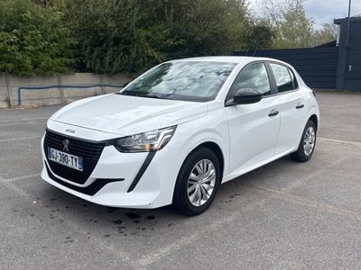 la photo d'une voiture blanche garée dans un parking