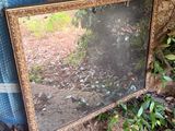 un miroir posé par terre devant un rideau bleu