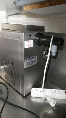 l'image d'une machine posée sur un comptoir
