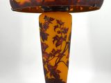 une lampe posée sur une table à côté d'une pomme