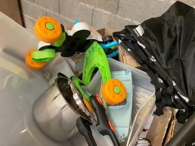 un tas d'objets en désordre dans une poubelle, avec des ciseaux et d'autres objets