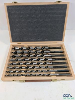 une mallette en bois contenant un jeu de forets