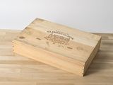 une caisse en bois posée sur un parquet