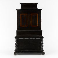 Vitrine d'art à colonnes et pieds en volute, en bois noirci,… (photo 6)