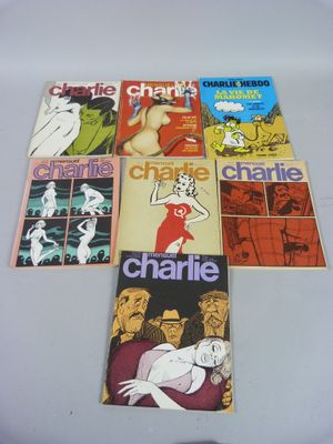 six livres posés sur une table recouverte d'une nappe blanche et d'une nappe blanche