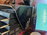 un sac rempli de produits cosmétiques et de maquillage