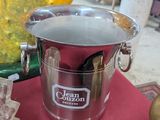 un seau à glace en argent posé sur une table rouge