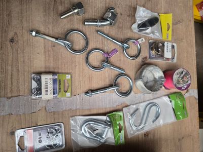 un grand nombre d'outils posés sur une table