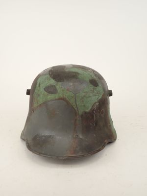 un gros plan d'un casque posé sur une surface blanche