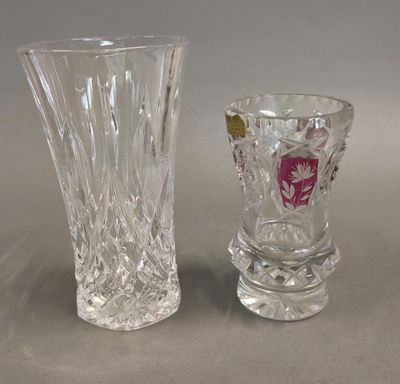 Réunion de deux vases en cristal de Bohème à décor de pointe…