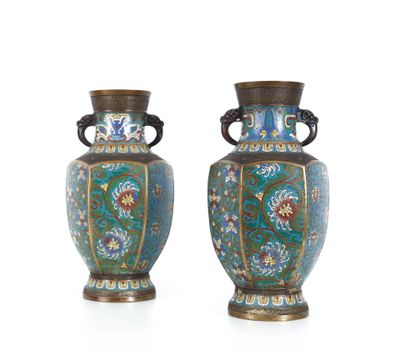 une paire de vases posés sur une surface blanche, sur fond blanc