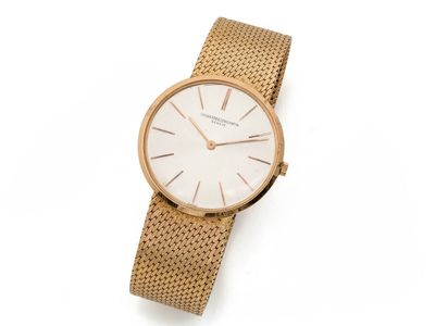 gros plan d'une montre-bracelet sur une surface blanche