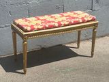 un banc sur lequel est posé un coussin rouge et jaune