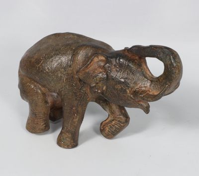 Pierre CHENET (XXe/XXIe) Éléphant dressé sur ses pattes arri…