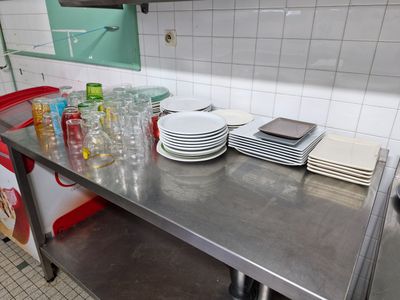 Lot d'assiettes, verres, corbeilles, tasses, soucoupes, plat…