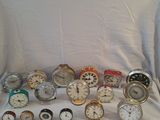 de nombreux types d'horloges posées sur un drap blanc
