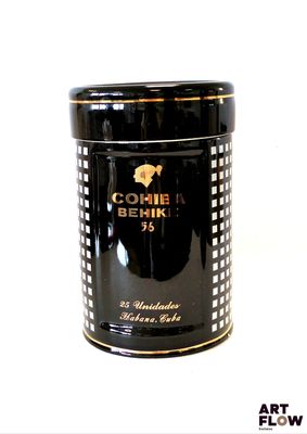 un bidon noir orné d'une étiquette dorée