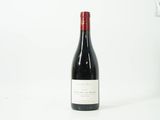 la bouteille de vin rouge est posée sur la table