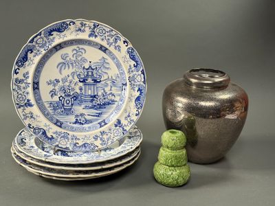 trois assiettes et un vase posés les uns à côté des autres