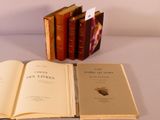 trois livres posés sur une table blanche, l'un à côté de l'autre