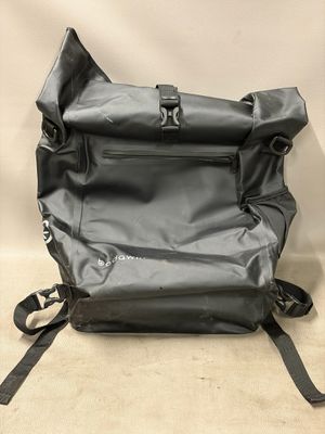 l'arrière d'un sac à dos noir muni d'une sangle