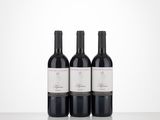 trois bouteilles de vin posées sur une table l'une à côté de l'autre