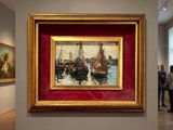 un tableau accroché au mur d'un musée, devant lequel des gens le regardent