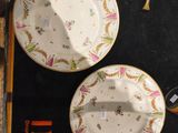 un plateau sur lequel sont posés des assiettes et des cuillères
