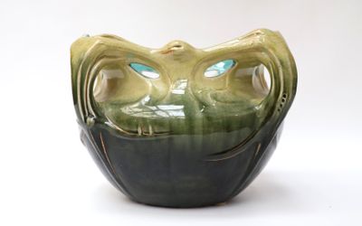 un gros plan d'un vase sur lequel est représenté un visage