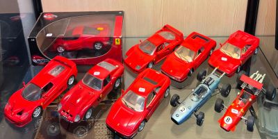 un lot de voitures-jouets exposées dans une vitrine