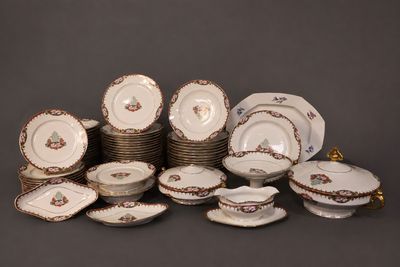 many plates and bowls that are stacked on top of each other
