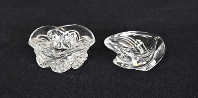 deux vases en verre transparent posés sur une surface noire, avec un fond noir