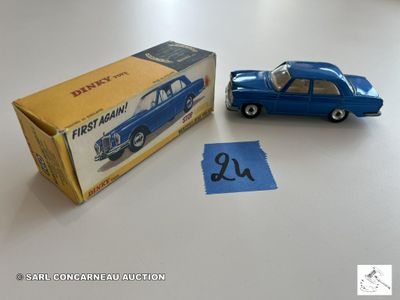 une petite voiture bleue posée à côté d'une boîte sur une table
