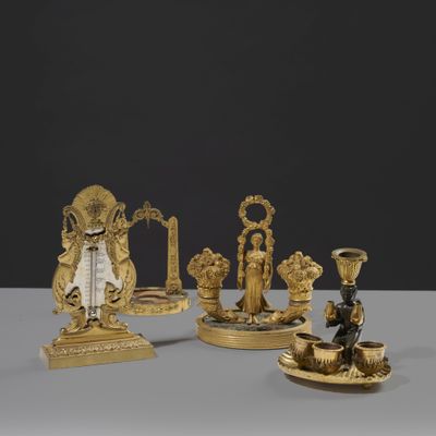 Trois figurines en or sont posées les unes à côté des autres sur une table
