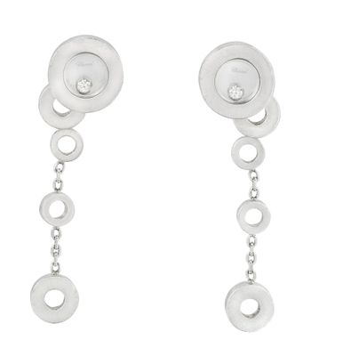 paire de boucles d'oreilles en argent composées de maillons circulaires et d'une chaîne