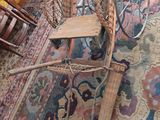 un fauteuil à bascule en bois surmonté d'un panier