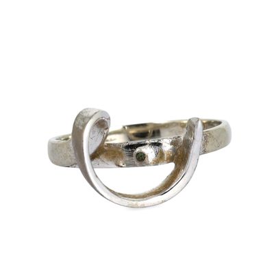 bague en argent massif ornée d'une pierre verte au centre de l'anneau