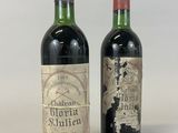 deux bouteilles de vin rouge posées l'une à côté de l'autre sur une surface blanche