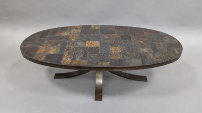 une photo d'une table basse avec un plateau en pierre et des pieds en métal