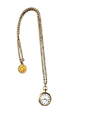 collier avec une montre et une pièce de monnaie suspendues à une chaîne, sur fond blanc