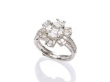 une image d'un anneau en forme de grappe de diamants sur un fond blanc