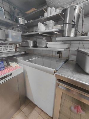 une cuisine équipée d'une cuisinière, d'un lave-vaisselle, d'un lave-vaisselle et d'un lave-vaisselle