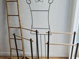 un dessin représentant un homme debout à côté d'une échelle