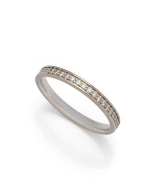 une bague en or blanc avec des diamants sur fond blanc