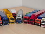 beaucoup de petits camions jouets posés sur la table