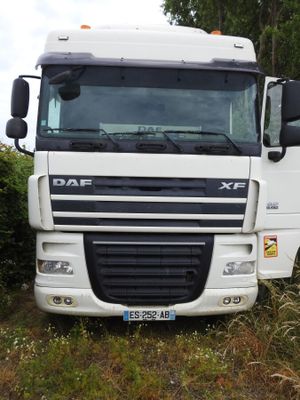 un camion blanc garé sur le bord de la route
