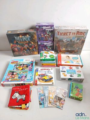 de nombreux livres et jeux pour enfants posés sur la table