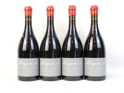 quatre bouteilles de vin rouge sont alignées sur une surface blanche