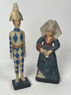 deux figurines d'un homme et d'une femme debout l'un à côté de l'autre